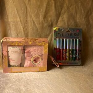 New with tags-foot cream & spa sock & 7 flavored lip glosses bundle